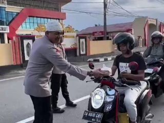 Full Senyum! AKBP Doli M Tanjung Bagikan Takjil Menjelang Buka Puasa