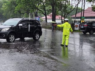 Di Tengah Guyuran Hujan, Satlantas Palangka Raya Tetap Hadir untuk Keselamatan Warga