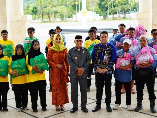 Bentuk Apresiasi Pada Petugas Kebersihan, Bupati Kotabaru Berikan Paket Sembako