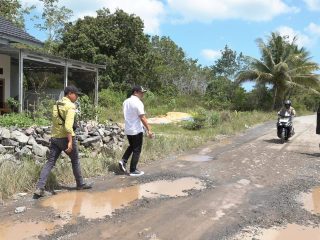 Wakil Bupati Kotabaru Tinjau Langsung Pembangunan Ruas Jalan di Dua Kecamatan 